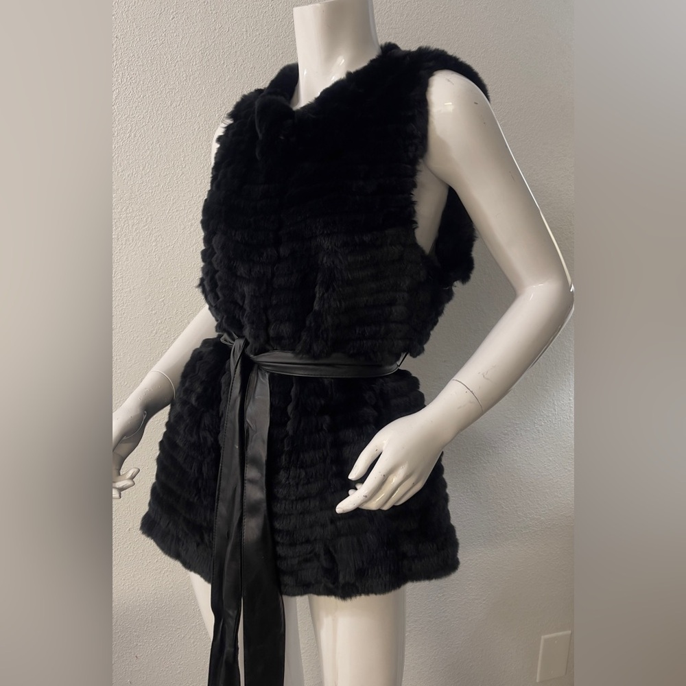 💯 Real fur Black Sleeveless Boxy Top with Tie Front